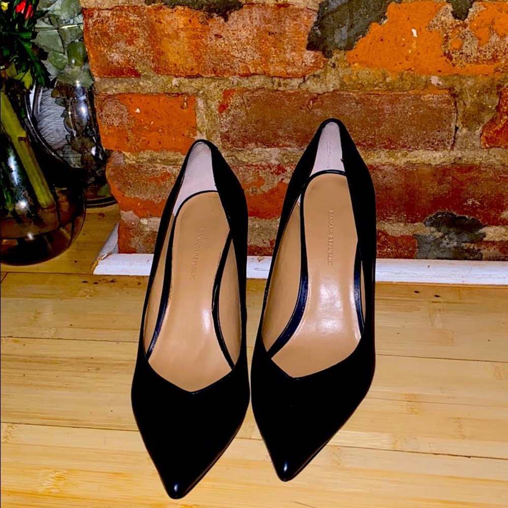 Banana Republic Women’s Leather Black Pumps size